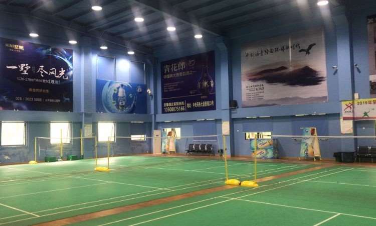 成都万有引力羽毛球培训