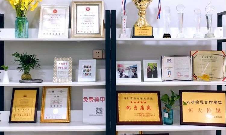成都唯美化妆美甲纹绣培训学校